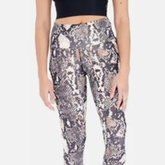 NWT [Electric Yoga] Snake Print Gray Quick Dry Athletic Leggings Women's M or S - Picture 3 of 4